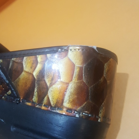 SOLD!! DANKSO Croc Print Clogs - Size 40/9.5-10 - Picture 4 of 8